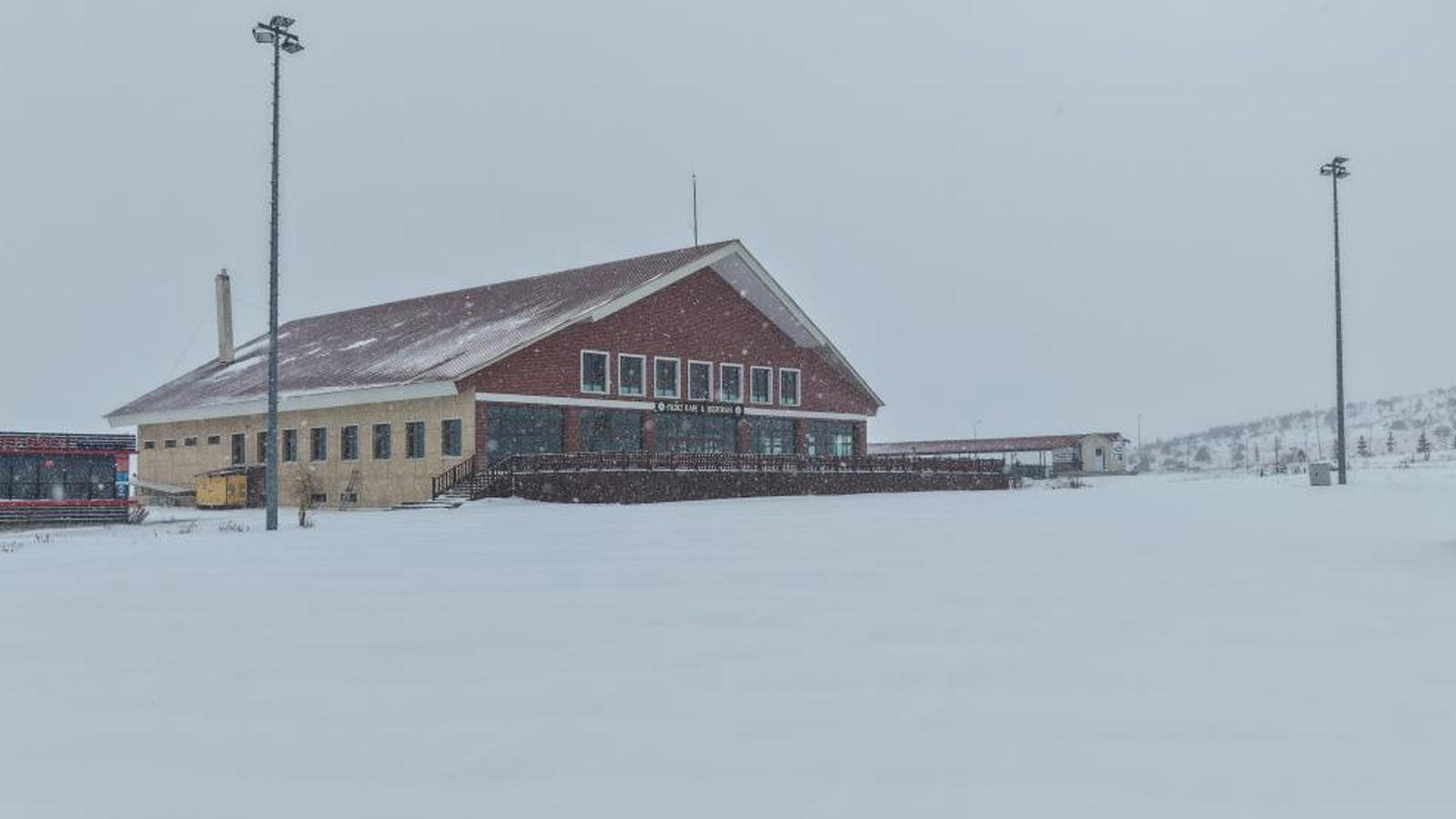Türkiye’nin en ekonomik kayak merkezi beyaza büründü; ziyaretçilerini bekliyor