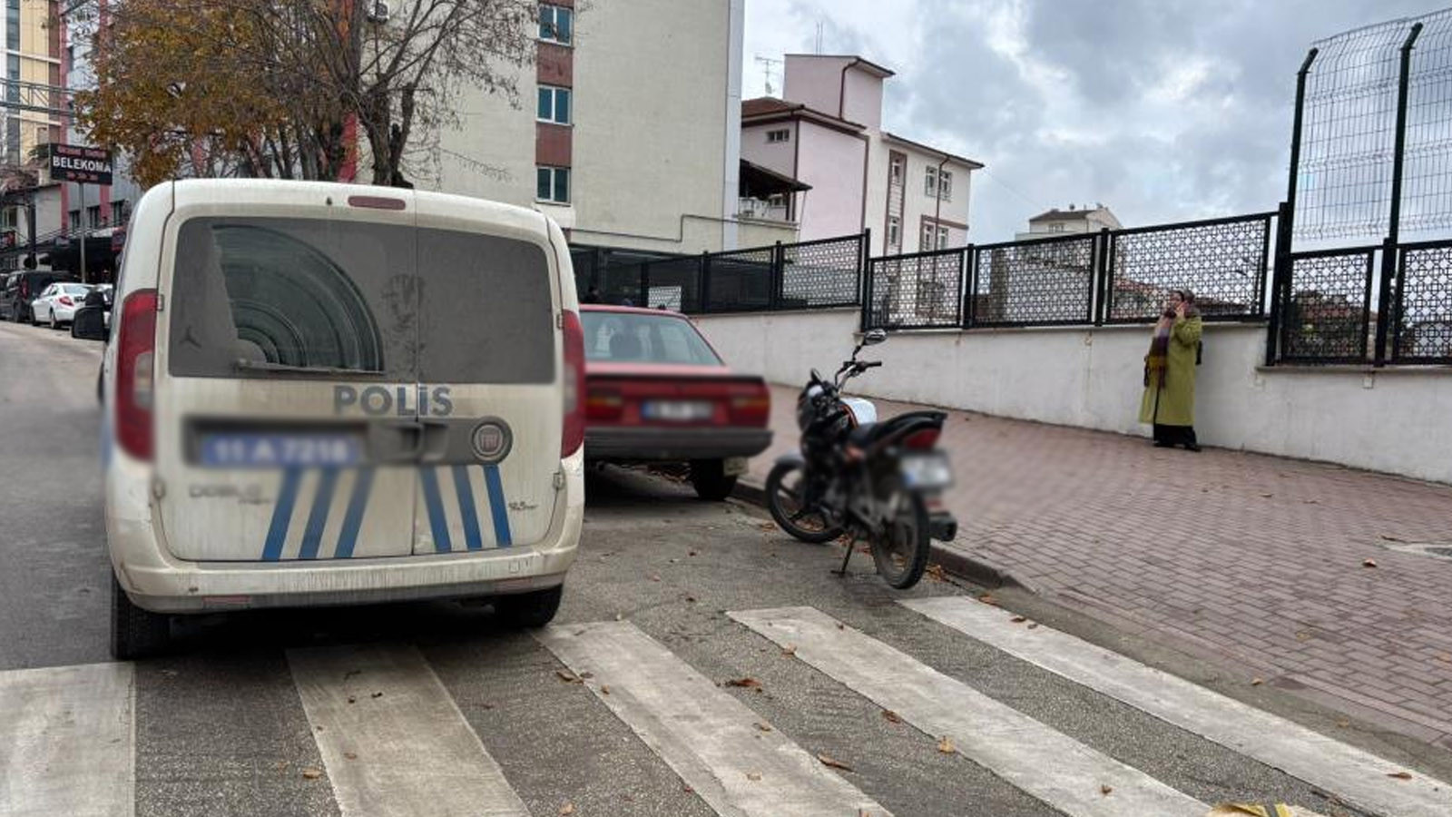 Yayaya yol vermek istedi, motosikletin hedefi oldu