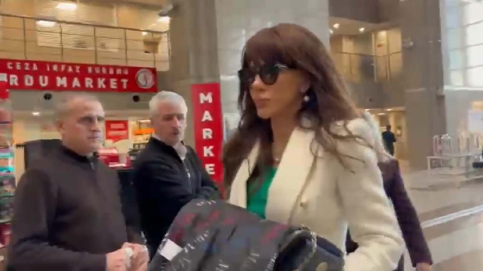 Ela Rümeysa Cebeci adliyeye geldi