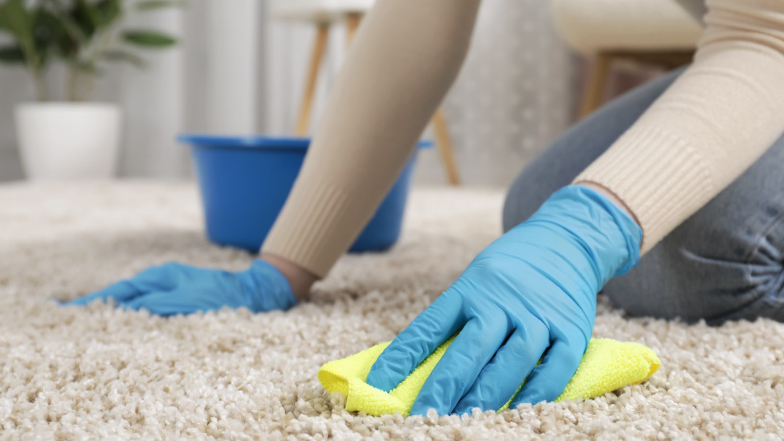 Damla kadar bile lekeli alan kalmayacak! Halıya dökülen kahveyi şıp diye silen doğal yöntem bulundu