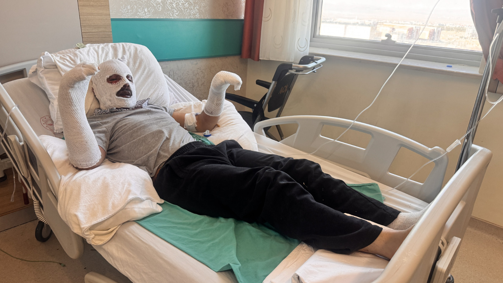 Çay demlerken dehşeti yaşadı: Patlama oldu, ev başına yıkıldı!