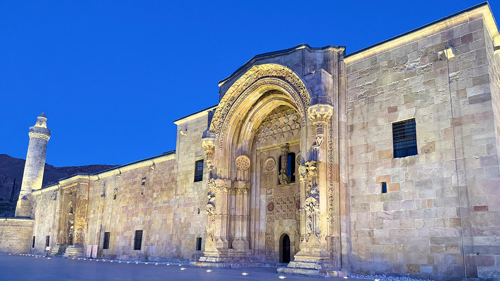 İslam dünyası tarihinde eşi benzeri yok! Gecesi ayrı gündüzü ayrı güzel