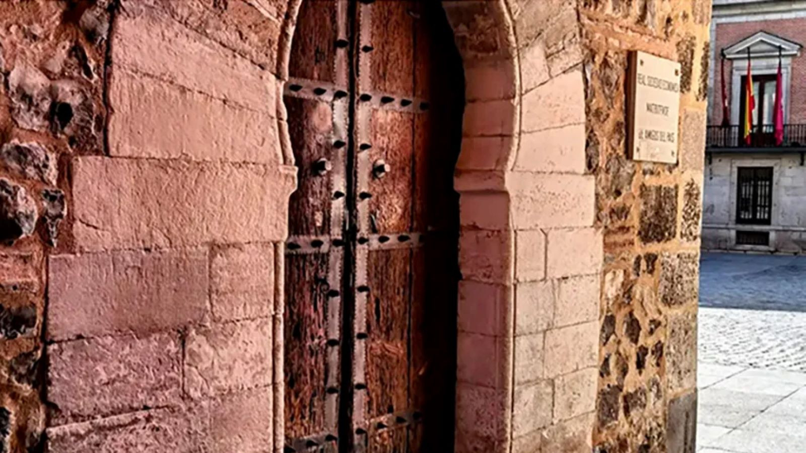 Madrid'de kimsenin dikkatini çekmeyen kapının tarihi bir hazine olduğu ortaya çıktı