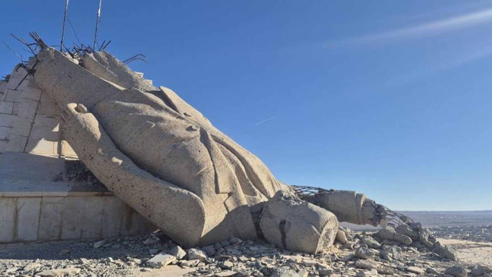 Suriye’de halkın yıktığı Hafız Esad’ın dev heykelinden geriye enkazı kaldı