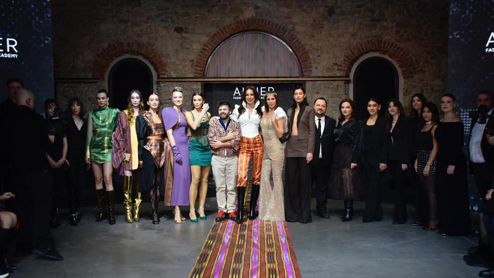 Uluslararası Dokuma Sanatçısı Fırat Neziroğlu 'kutnu' dokunuşuyla Altier Fashion Show'da yer aldı