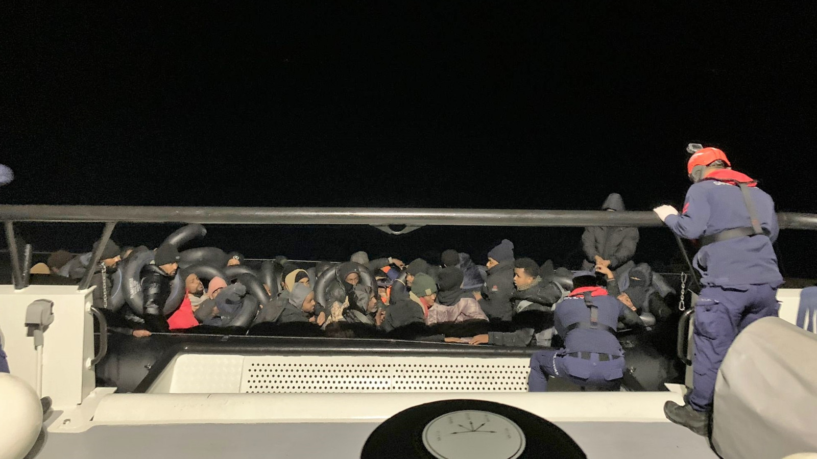 İzmir açıklarında 44 kaçak göçmen yakalandı, 18 kaçak göçmen kurtarıldı