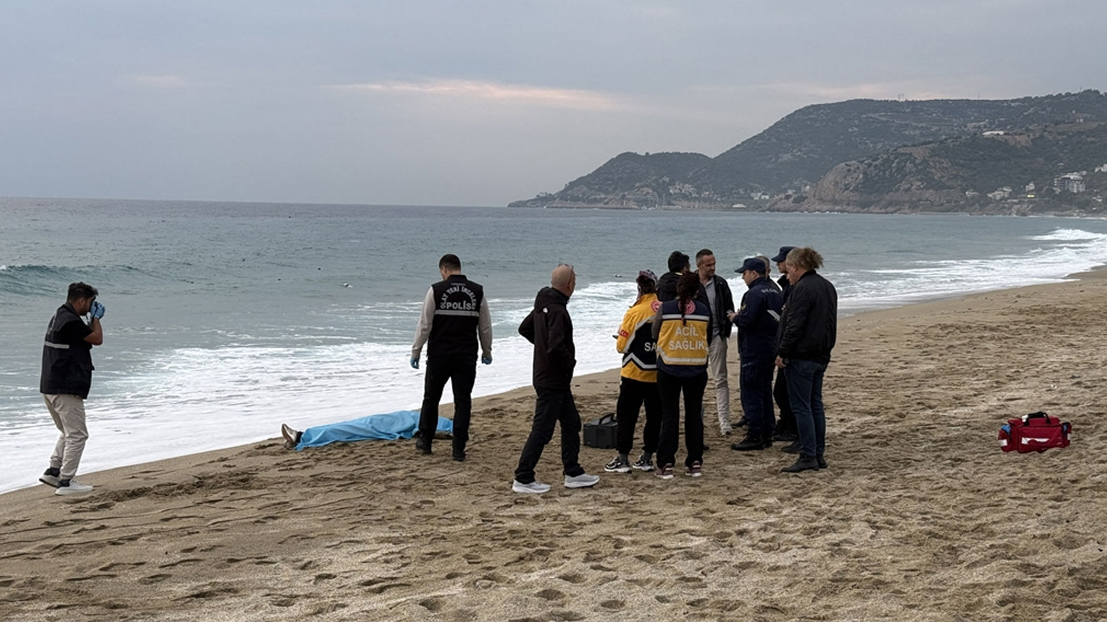 Antalya'da genç kadının cansız bedeni sahilde bulundu
