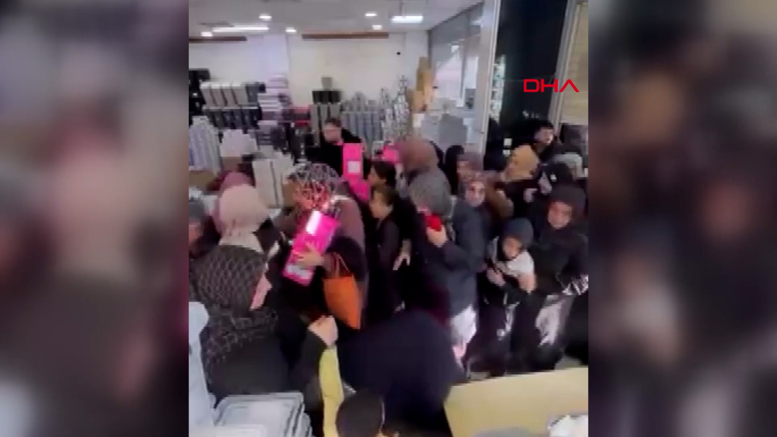 Bursa'da çeyiz ürünleri mağazası açılışında izdiham