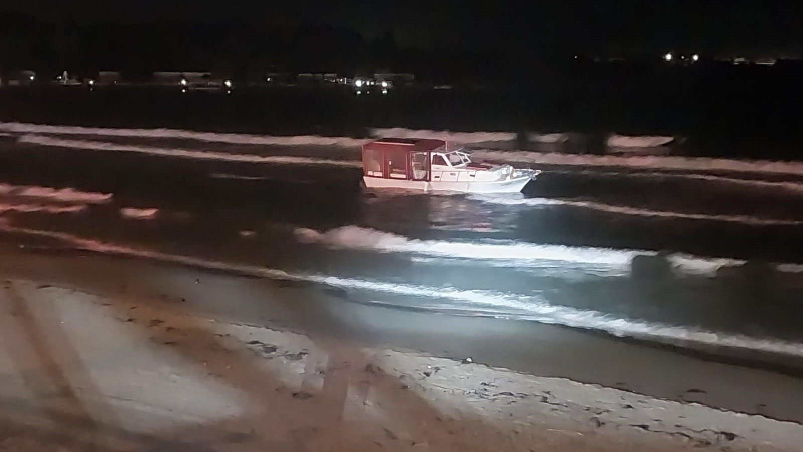 Çanakkale'de tekne karaya oturdu