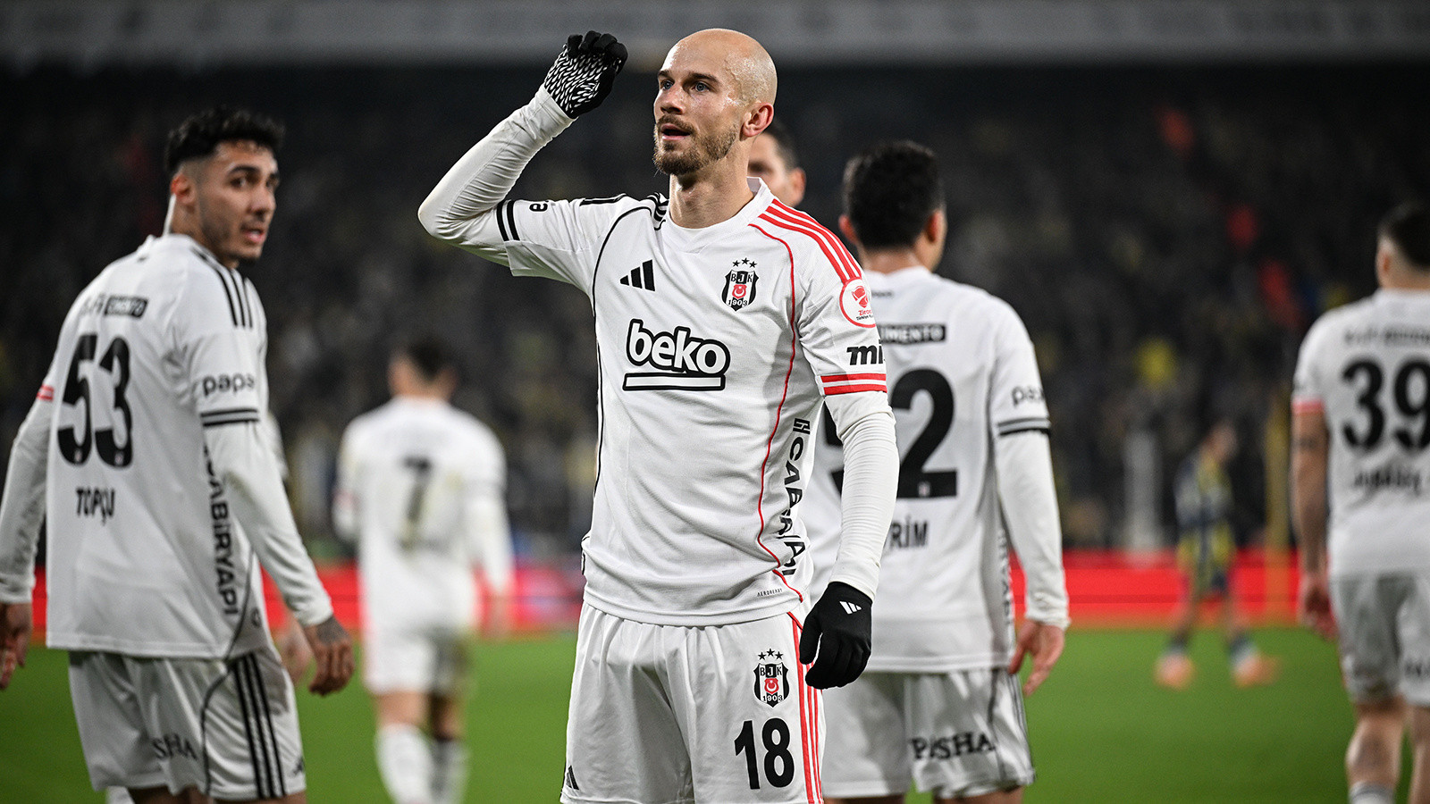 Dev derbide Beşiktaş, Fenerbahçe'yi mağlup etti