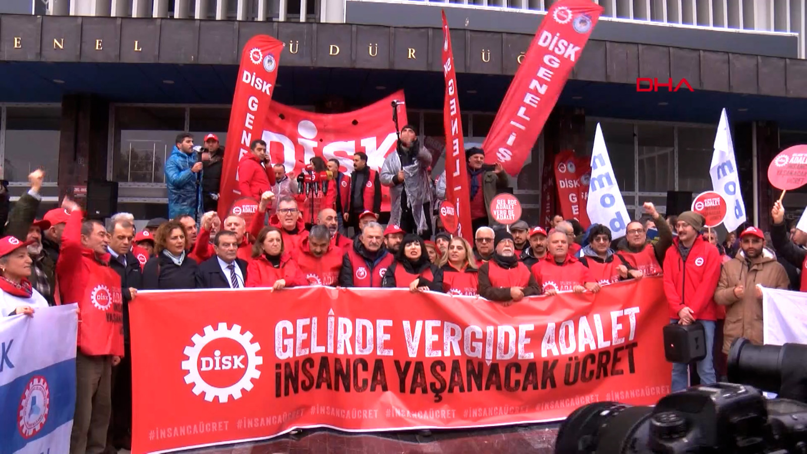 DİSK üyelerinden "Gelirde ve vergide adalet" taleb…