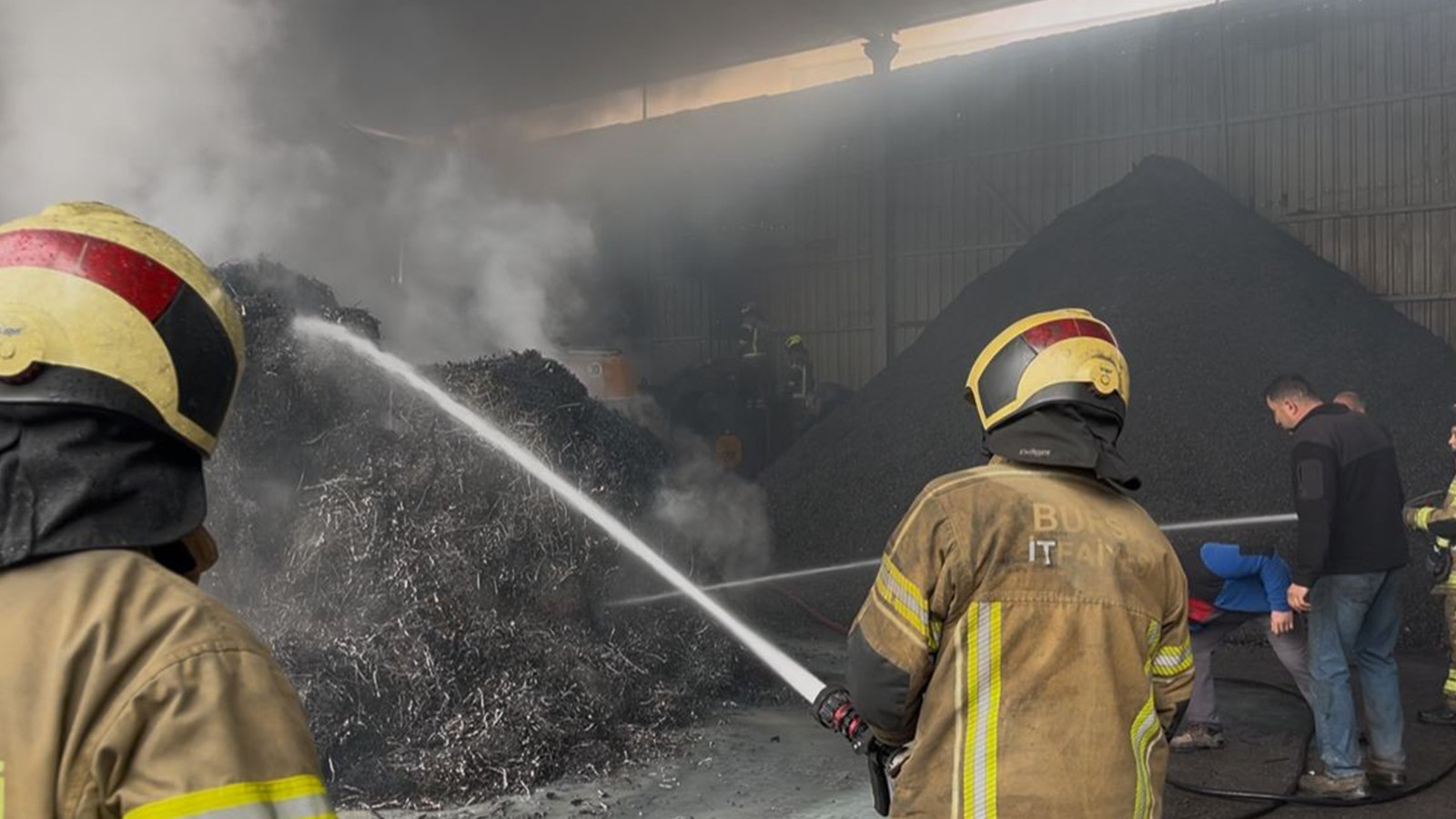 Geri dönüşüm fabrikasında yangın paniği