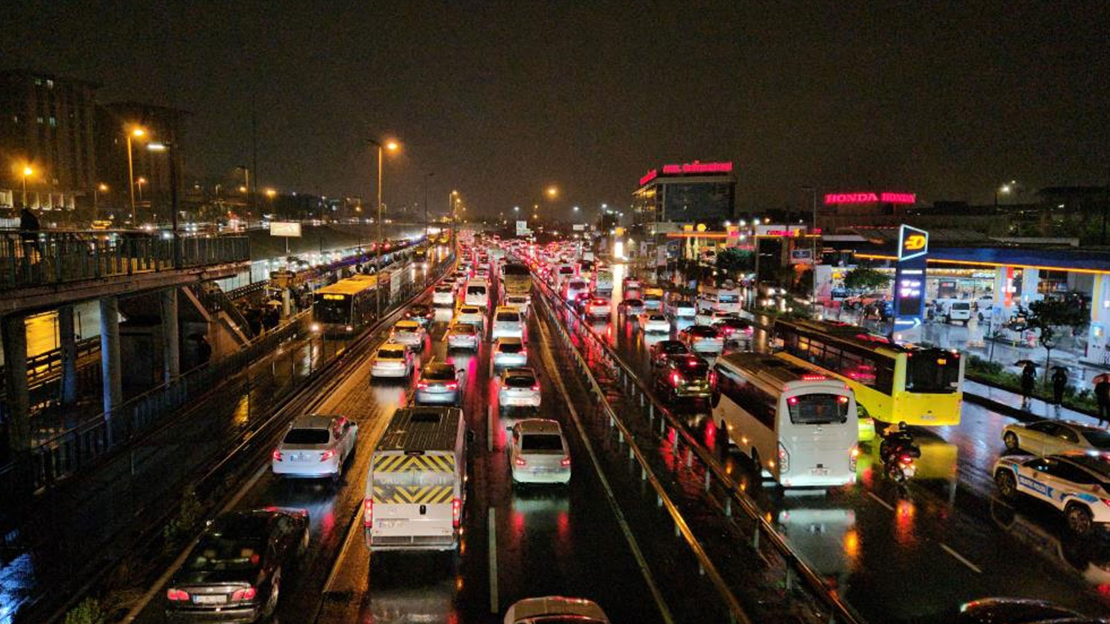 İstanbul'da trafik durma noktasına geldi: Yoğunluk yüzde 90'a ulaştı