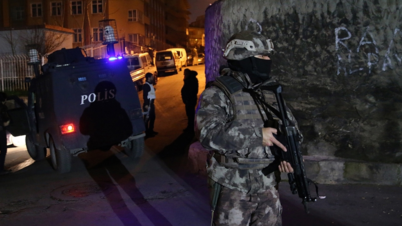 İzmir merkezli DHKP-C operasyonu! Çok sayıda gözal…