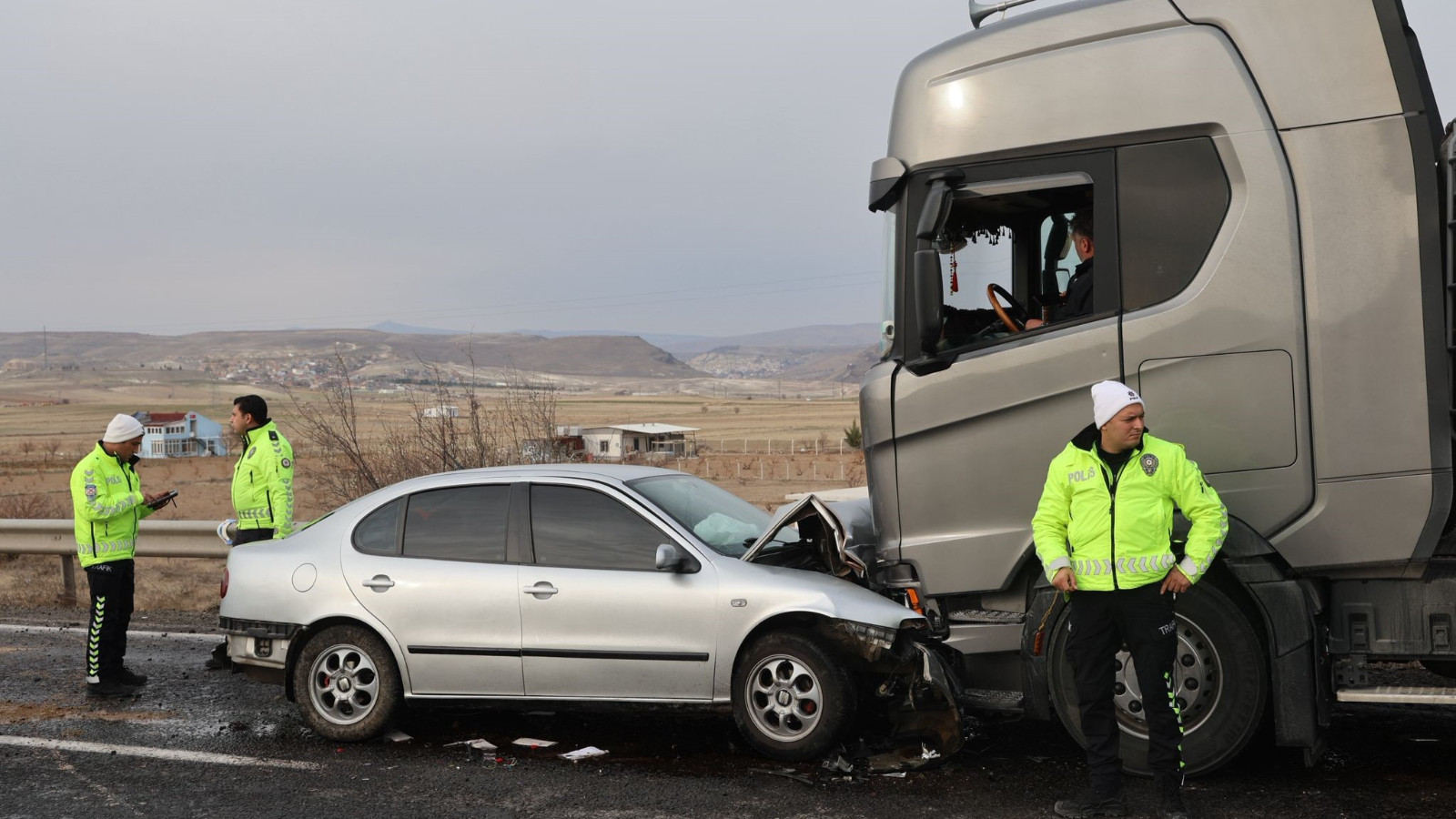 Otomobille tır kafa kafaya çarpıştı: 1 ölü 1'i ağır 3 yaralı