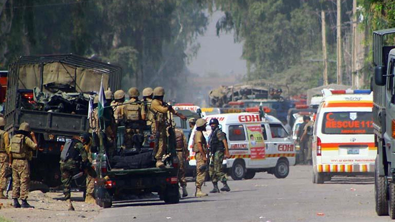 Pakistan'da polis aracına bombalı saldırı: Çok sayıda ölü var