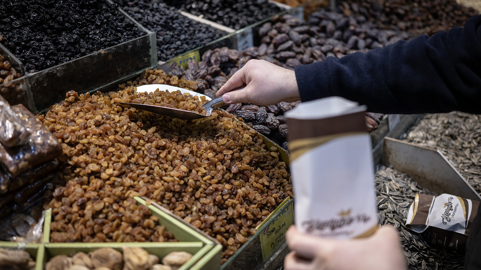 Yeni yıl öncesi kuruyemişçilerde hareketlilik