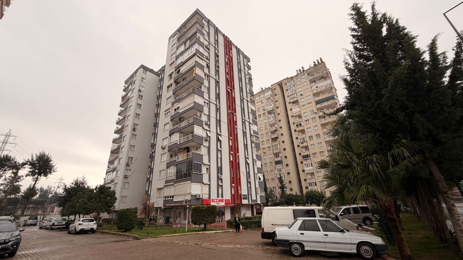 Anne ve oğlu bir gün arayla aynı balkondan düşüp öldü