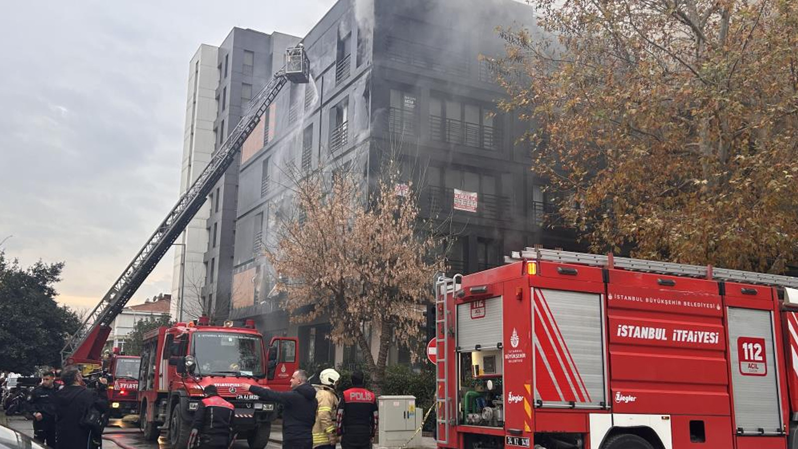 Bağdat Caddesi'nde yangın büyüdü, 2 bloklu bina küle döndü