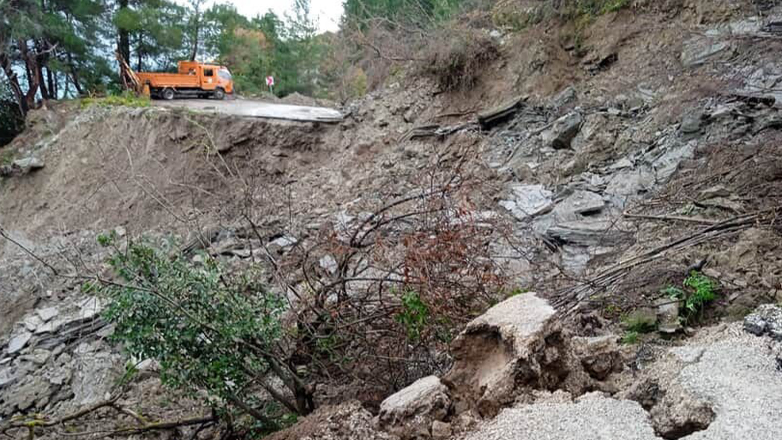 Cide-İnebolu kara yolu, heyelan nedeniyle ulaşıma kapatıldı