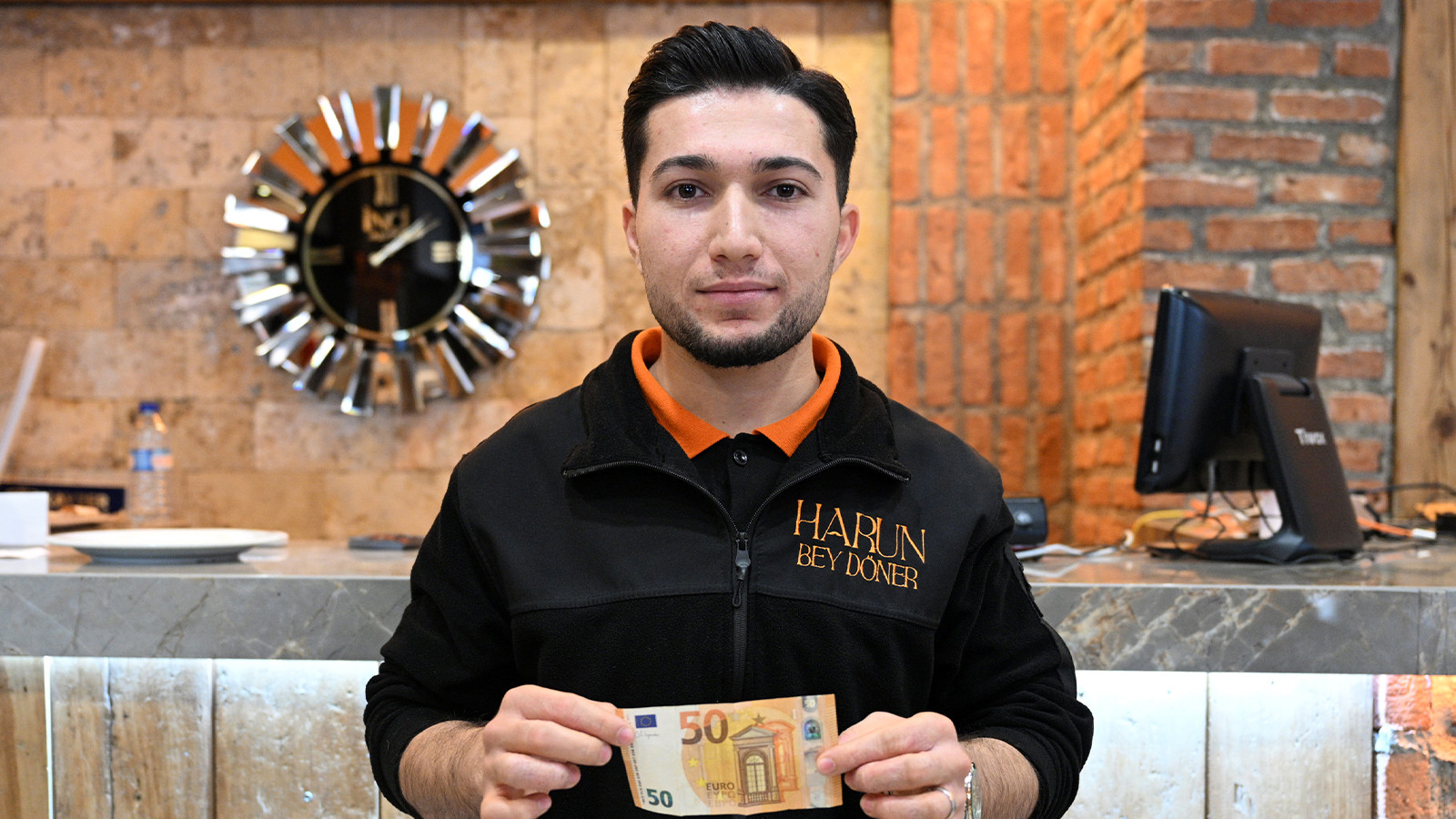 Garsona verdiği bahşişi bir gün sonra geri istedi; yanlışlık oldu