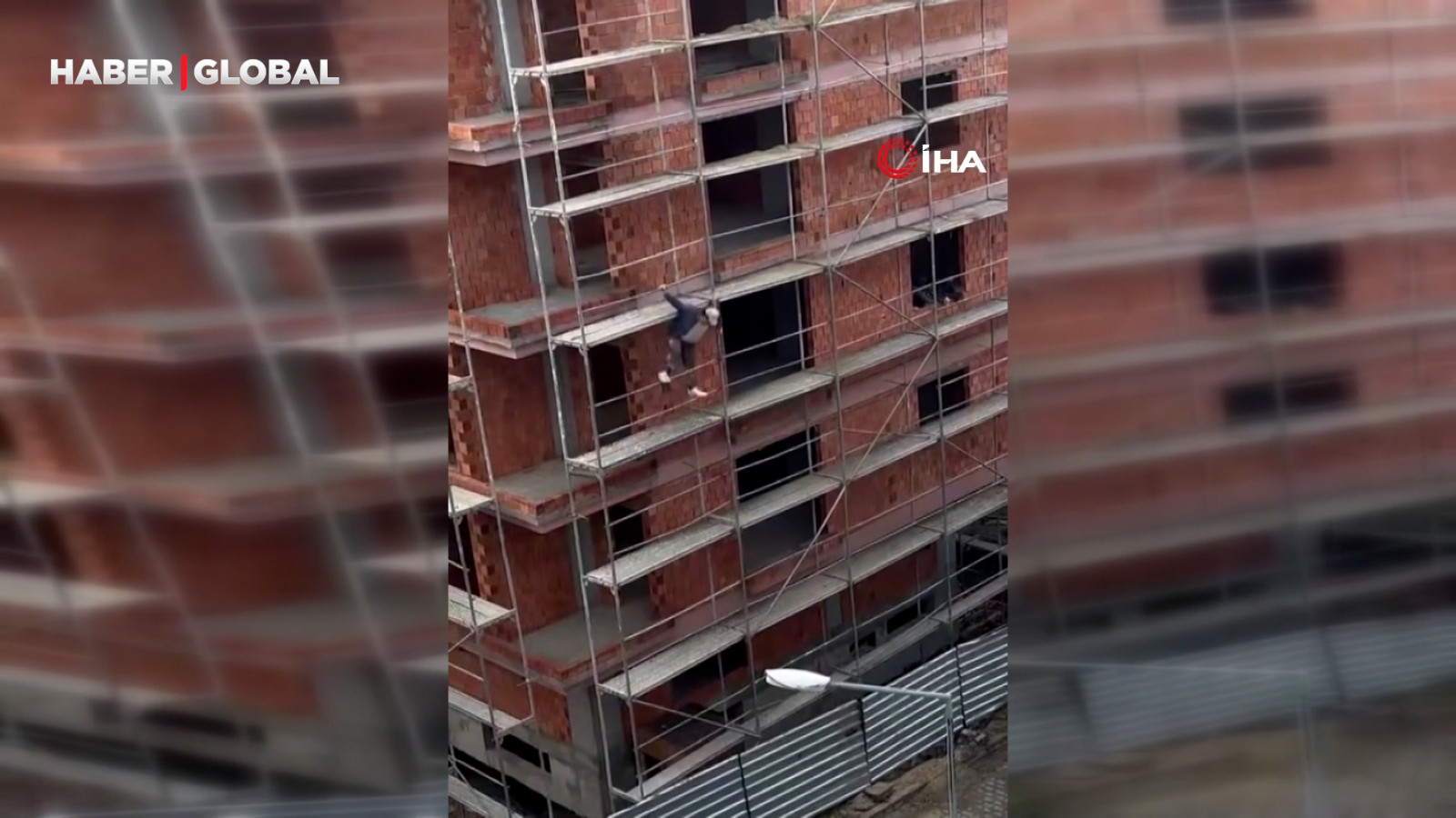 Kavgaya yetişmek için inşaat iskelesinden örümcek adam gibi indi