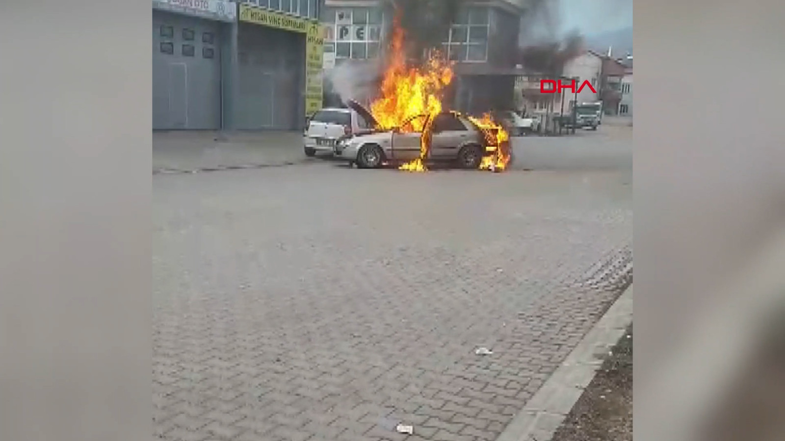 Otomobilin alev alev yandı! O anlar kamerada