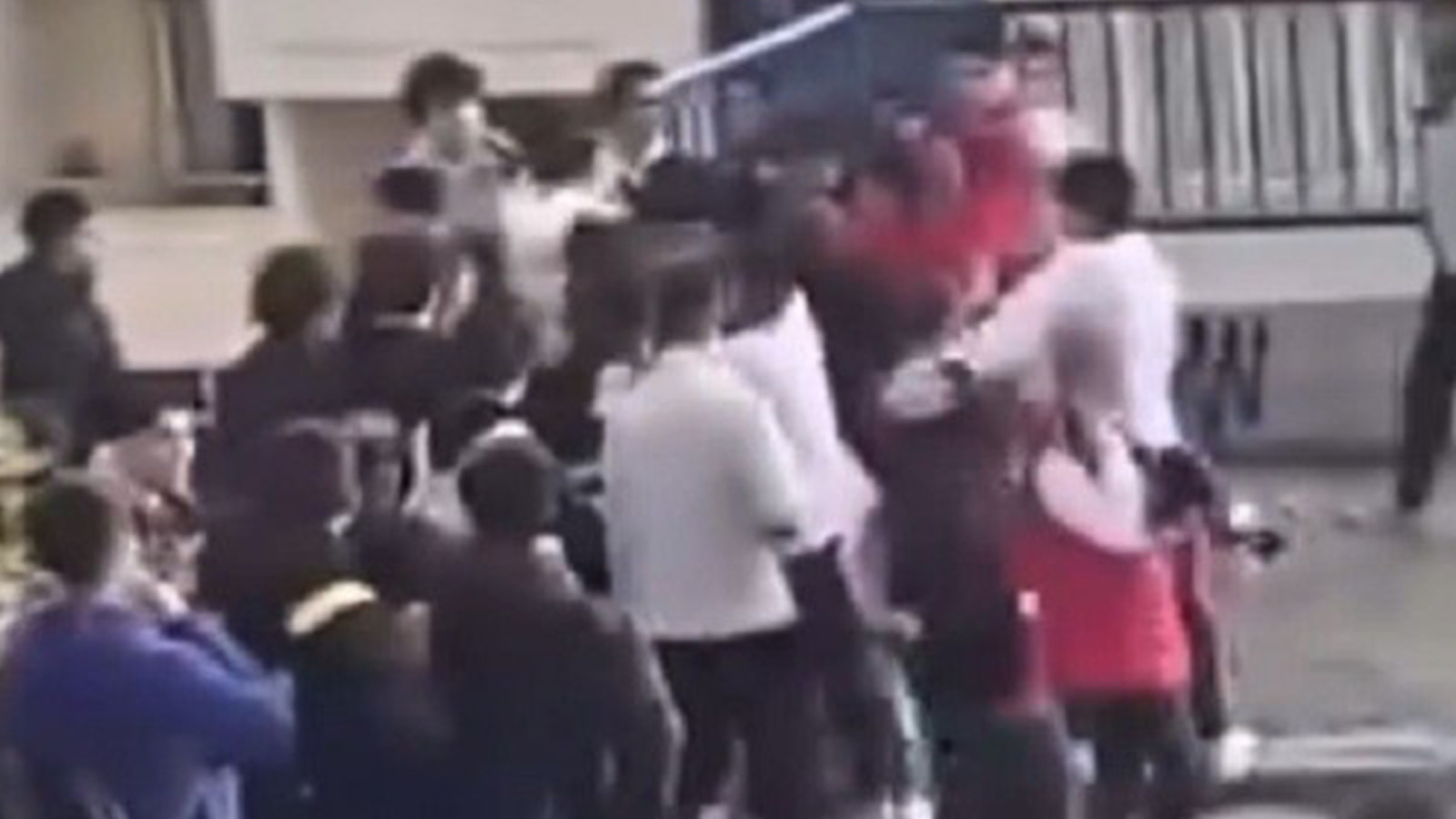 Sokak değil boks ringi! İzmir'de öğrenciler arasında tekme tokatlı kavga