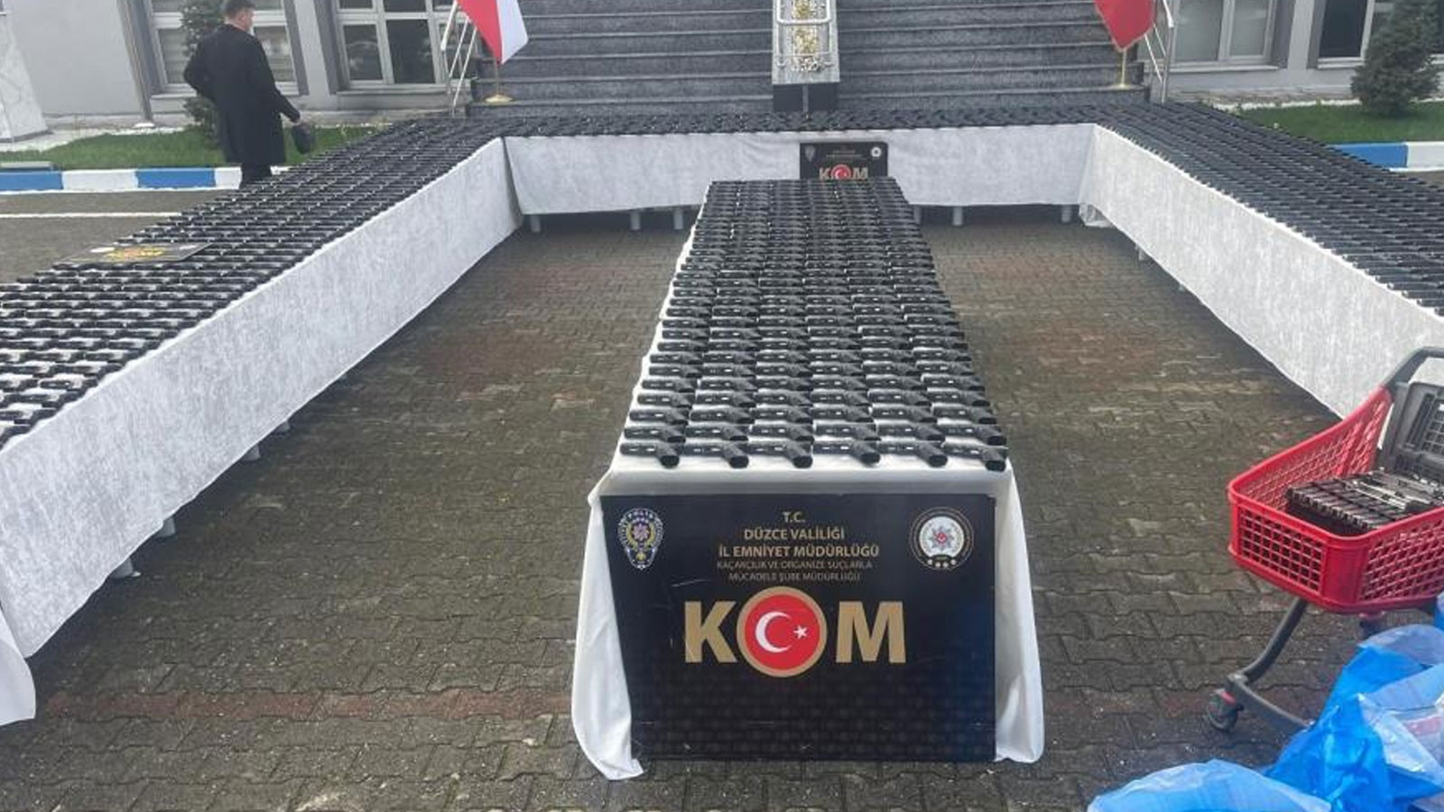 Yolcu otobüsünde binlerce silah parçası ele geçirildi: 6 gözaltı