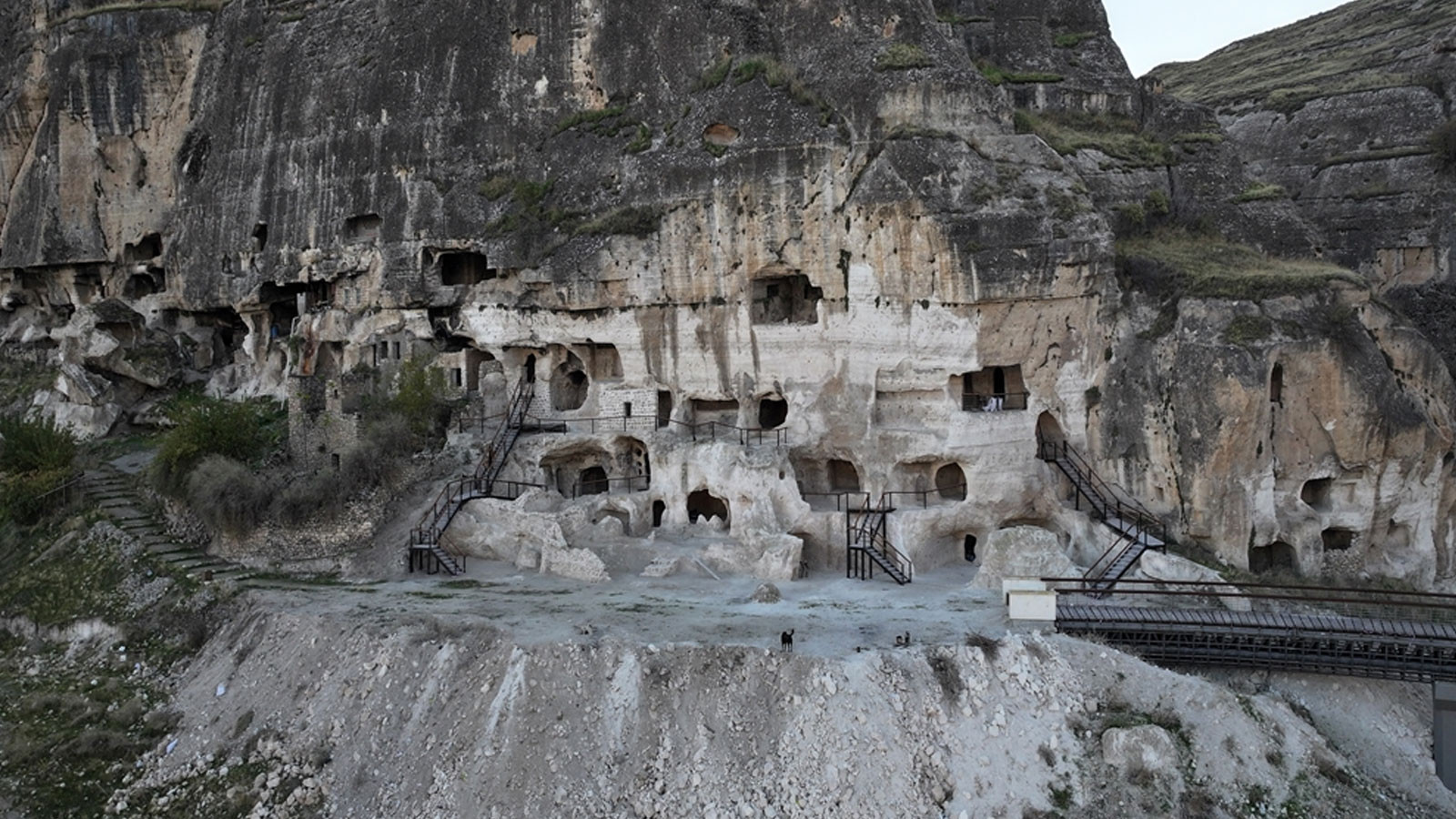 5 bin yıl önce insan eliyle oluşturulmuş! Hasankeyf’teki 10 mağara turizme açıldı
