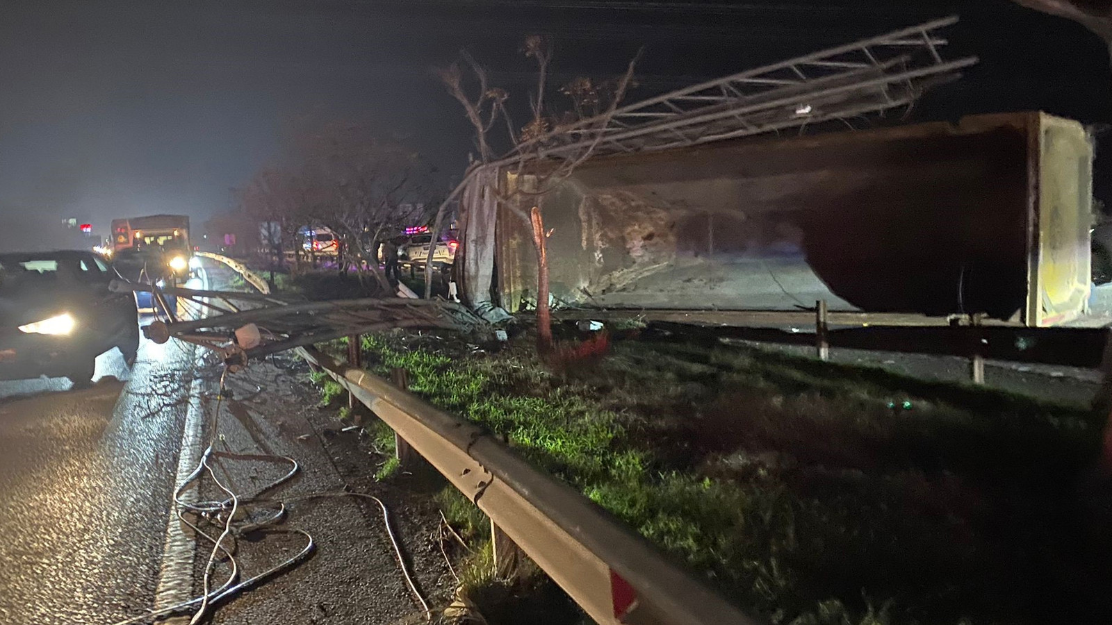 Antalya’da EDS direğine çarpan tır devrildi