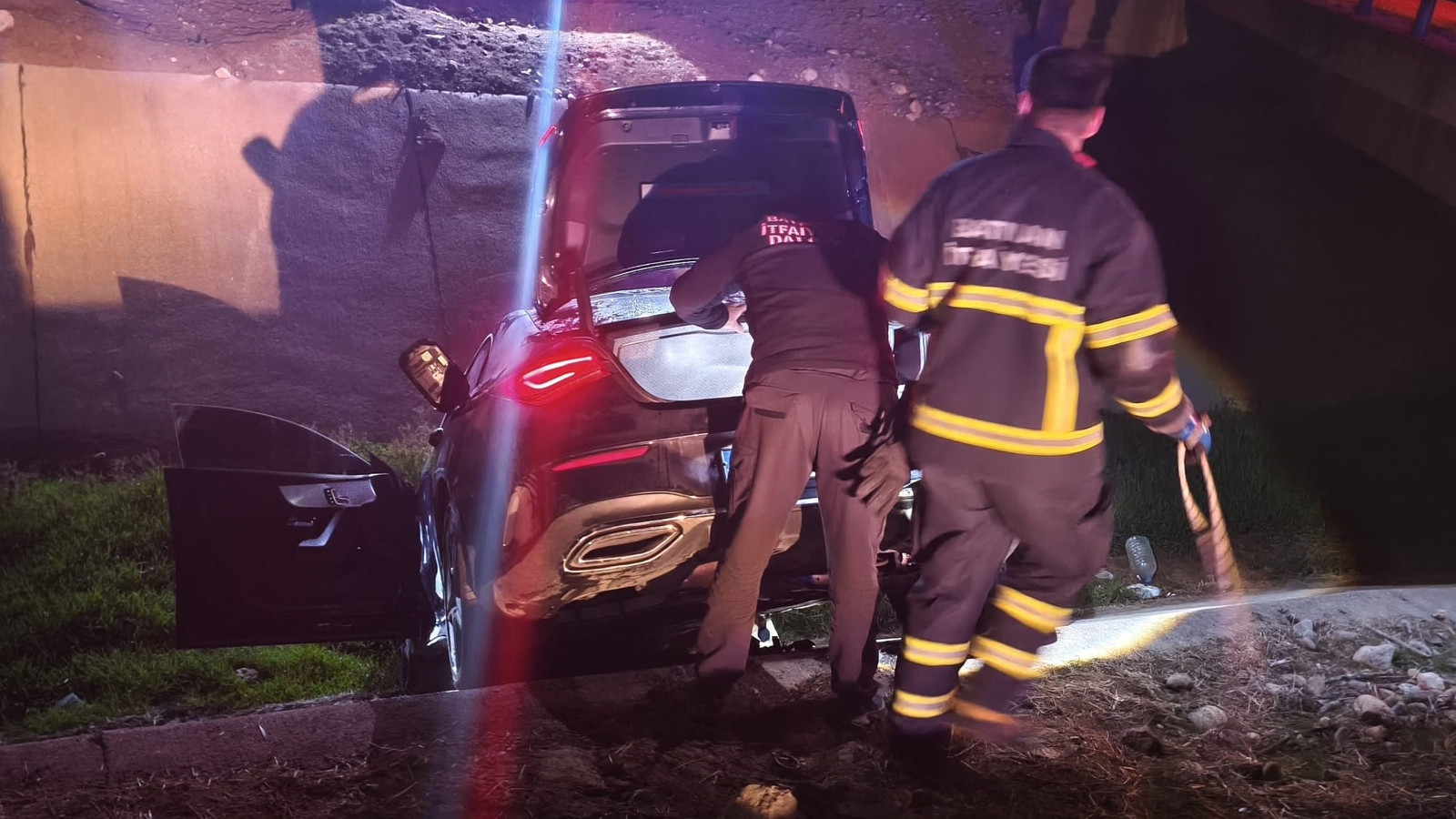 Batman’da otomobil su kanalına uçtu! Yaralı var