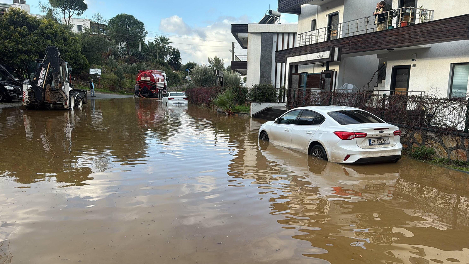 Bodrum'da kuvvetli sağanak: Yollar göle döndü