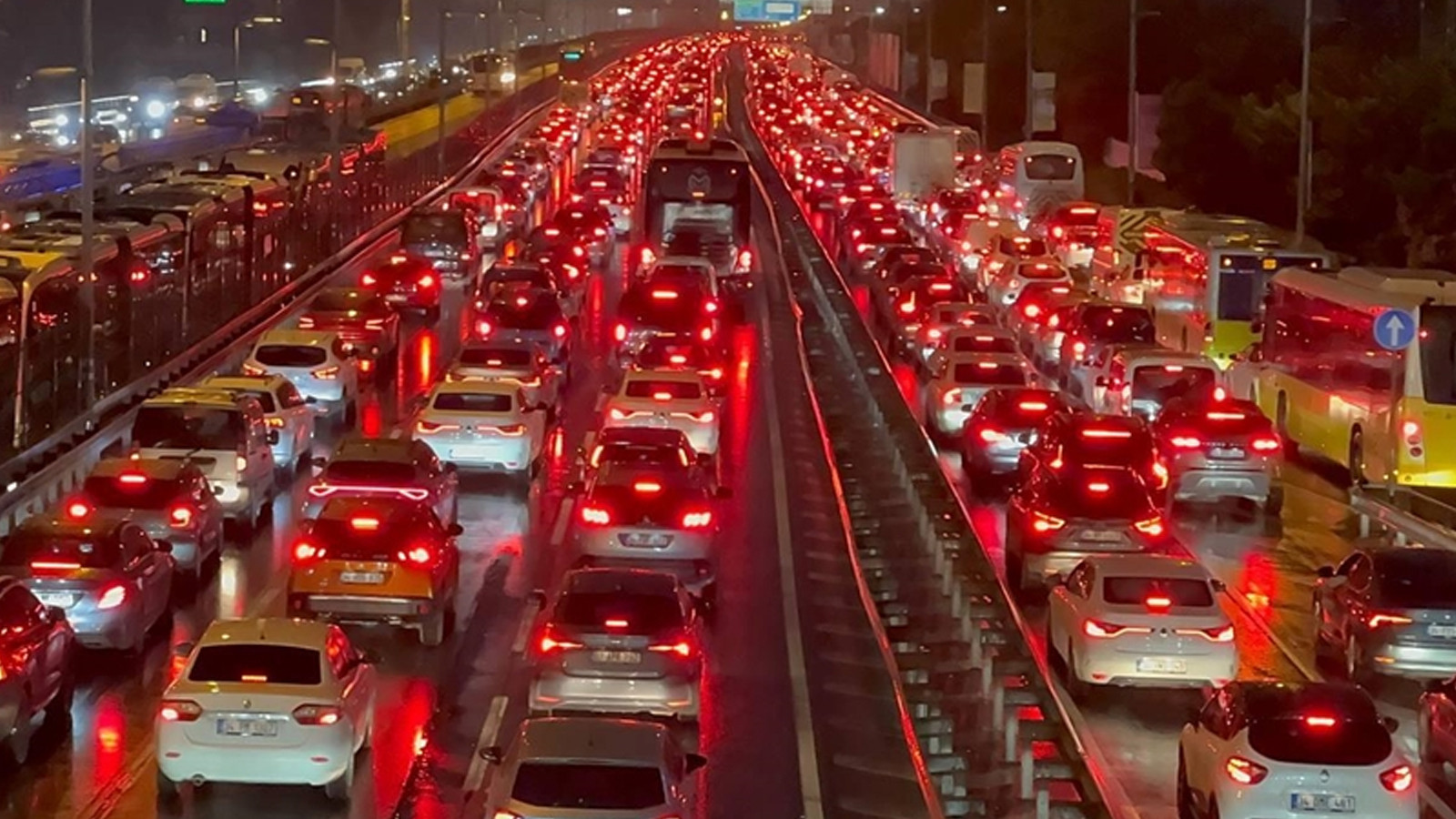 İstanbul'da trafik kilitlendi! Yoğunluk yüzde 90'a ulaştı