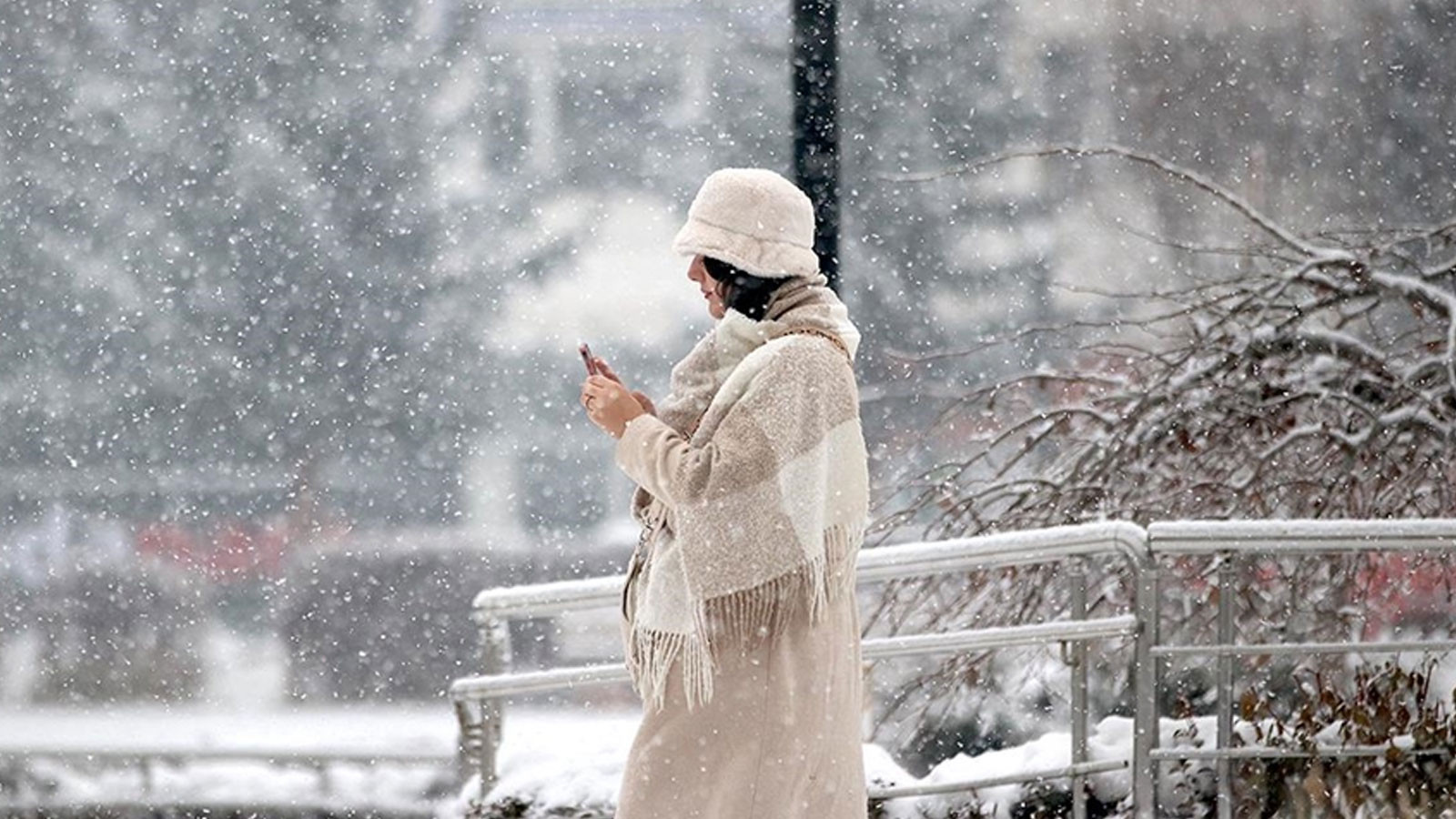 İstanbullular dikkat! Eldiven ve atkıları çıkarın: Kar yağışı için tarih verildi!