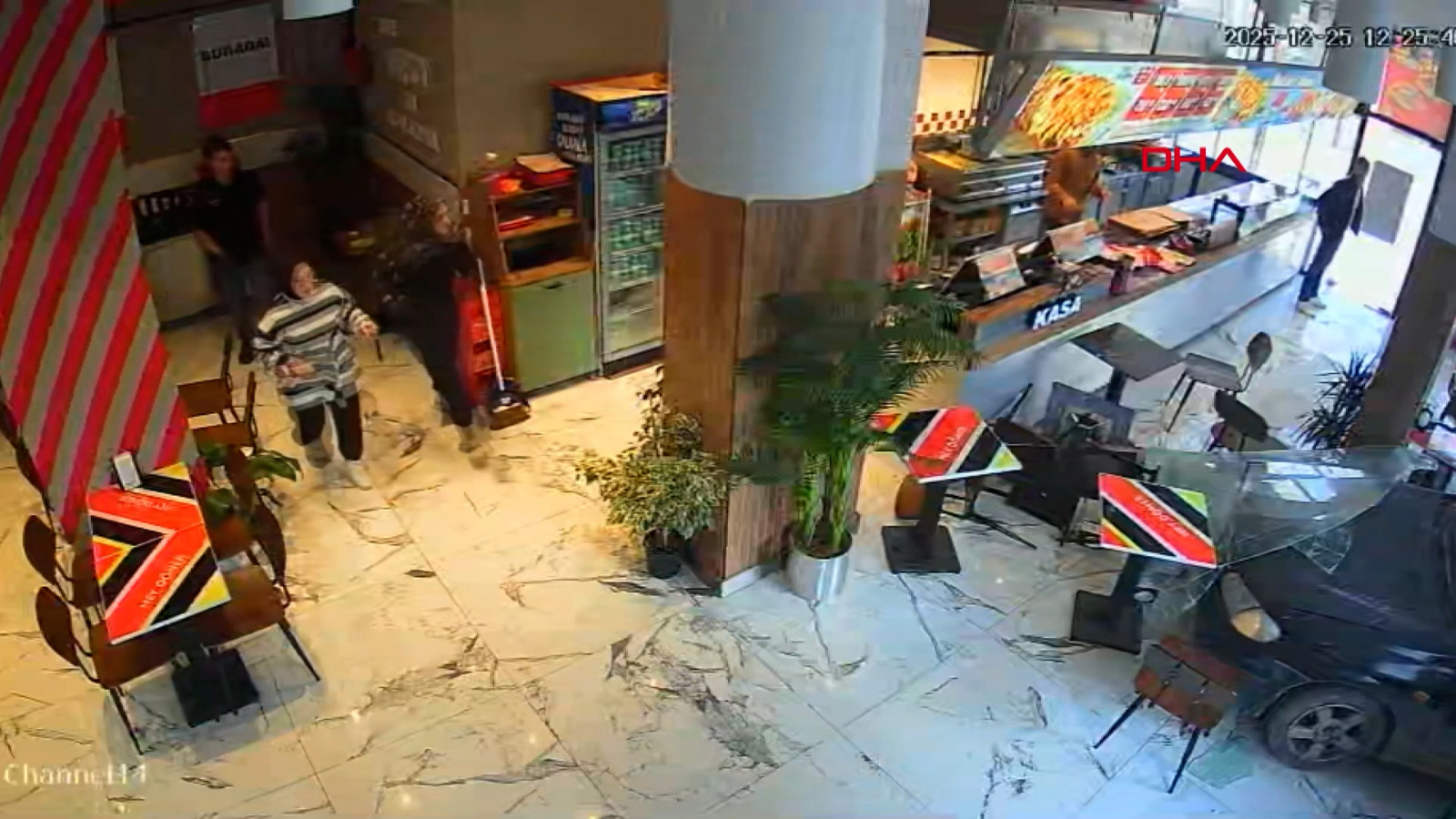 Otomobil kontrolden çıktı, döner salonunu dağıttı! O anlar kamerada