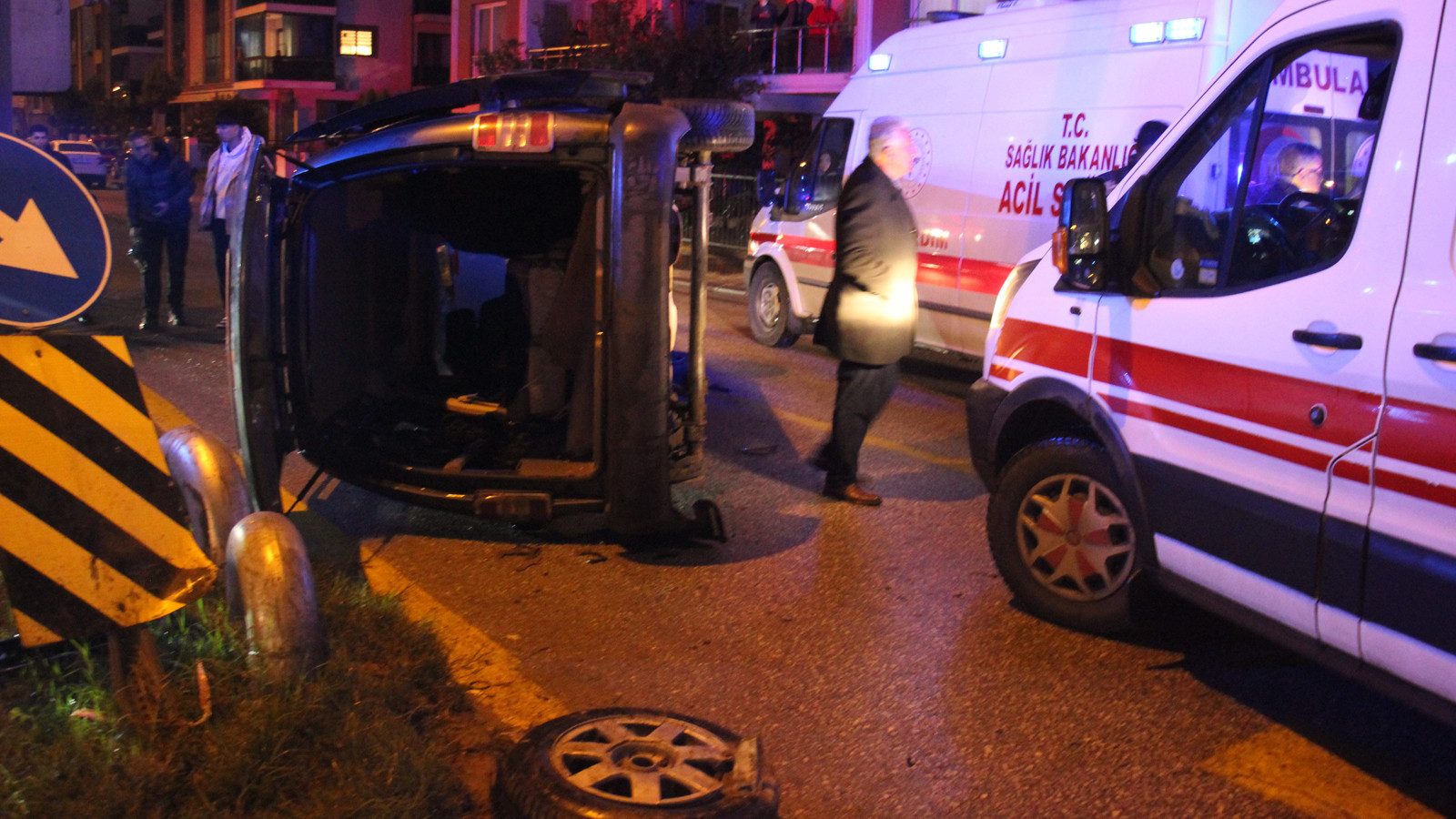 Otomobille çarpışan ticari araç yan yattı! Çok sayıda yaralı var