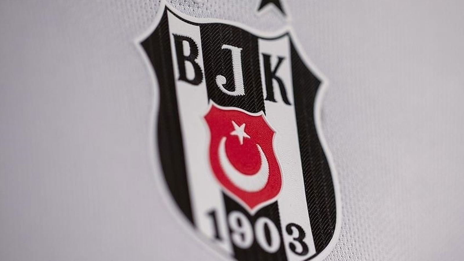 Beşiktaş açıkladı! Necip Uysal ve Mert Günok kadro dışı bırakıldı
