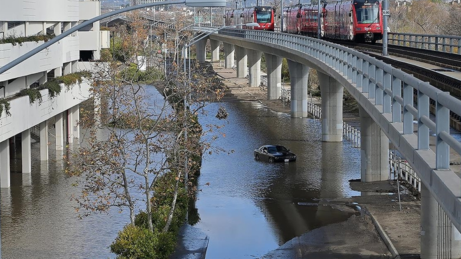California'da yağış ve fırtına can aldı