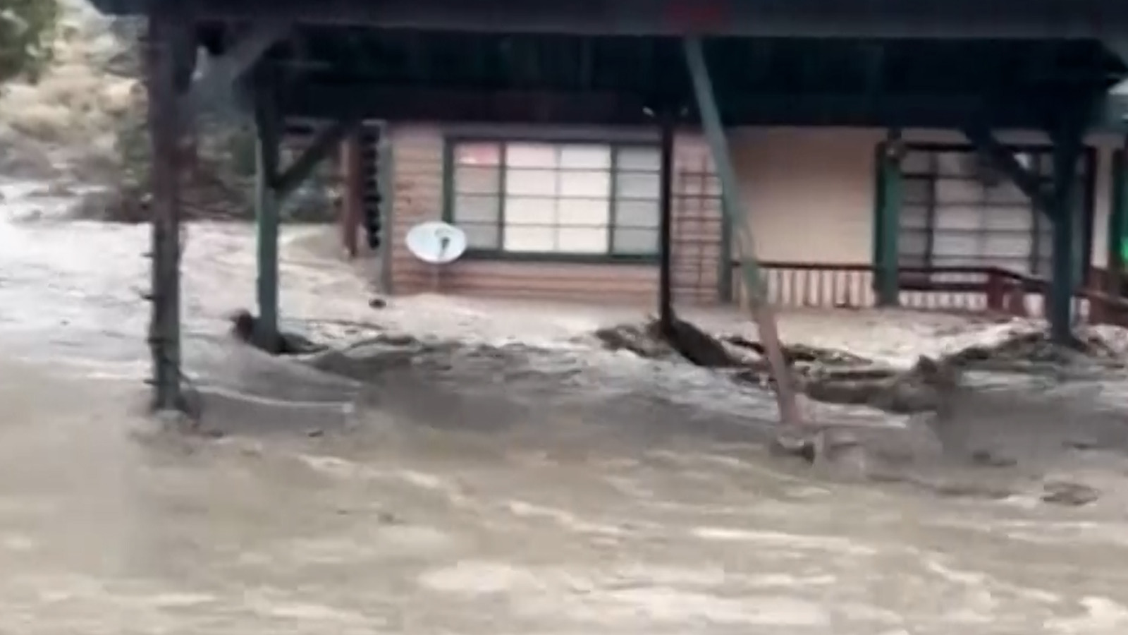 Kaliforniya’da çok sayıda yer karanlığa gömüldü