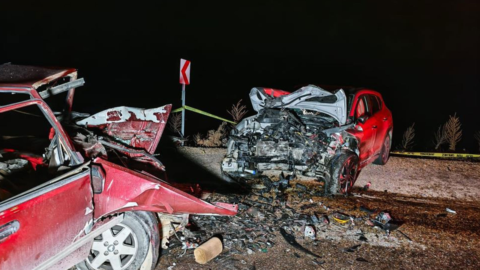 Ortalık savaş alanına döndü! Manisa'da 2 otomobil çarpıştı: 3 kişi hayatını kaybetti