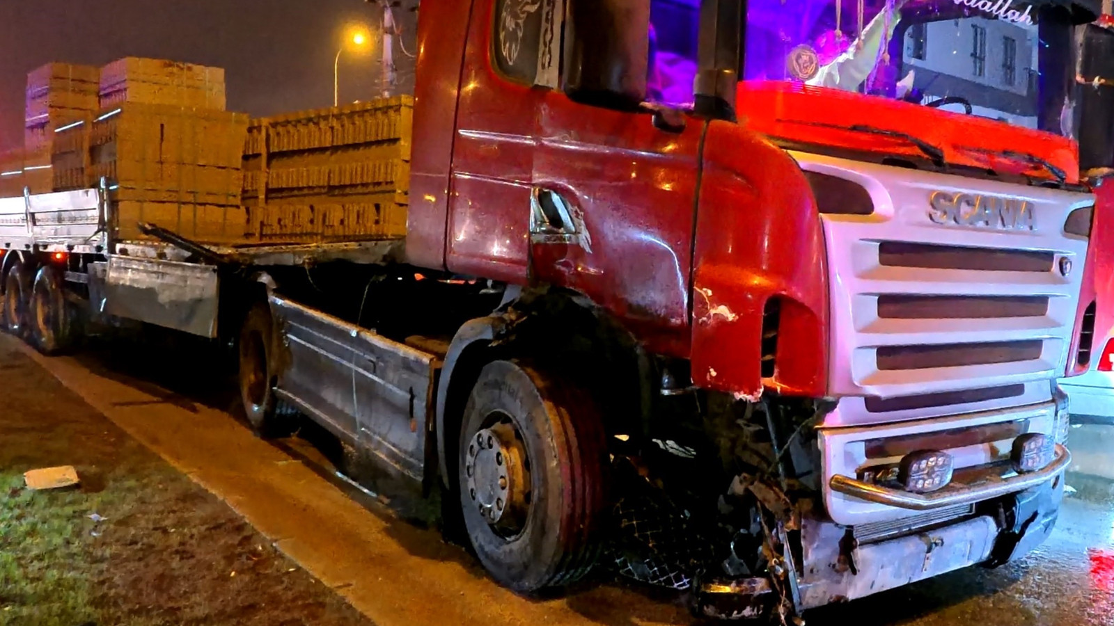 Aksaray'da tır ile servis aracı çarpıştı: 2 yaralı