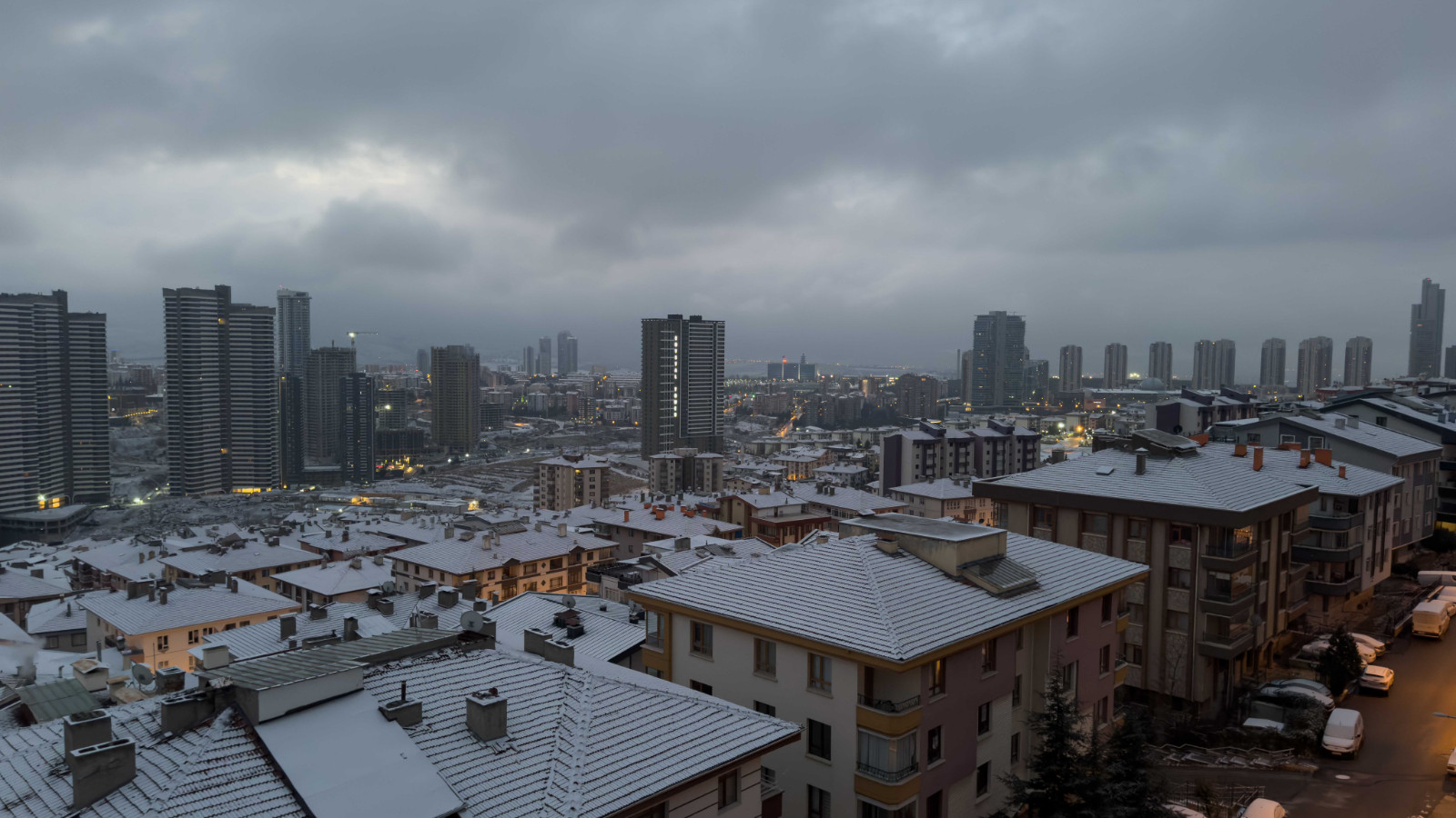 Ankara'ya mevsimin ilk karı yağdı!