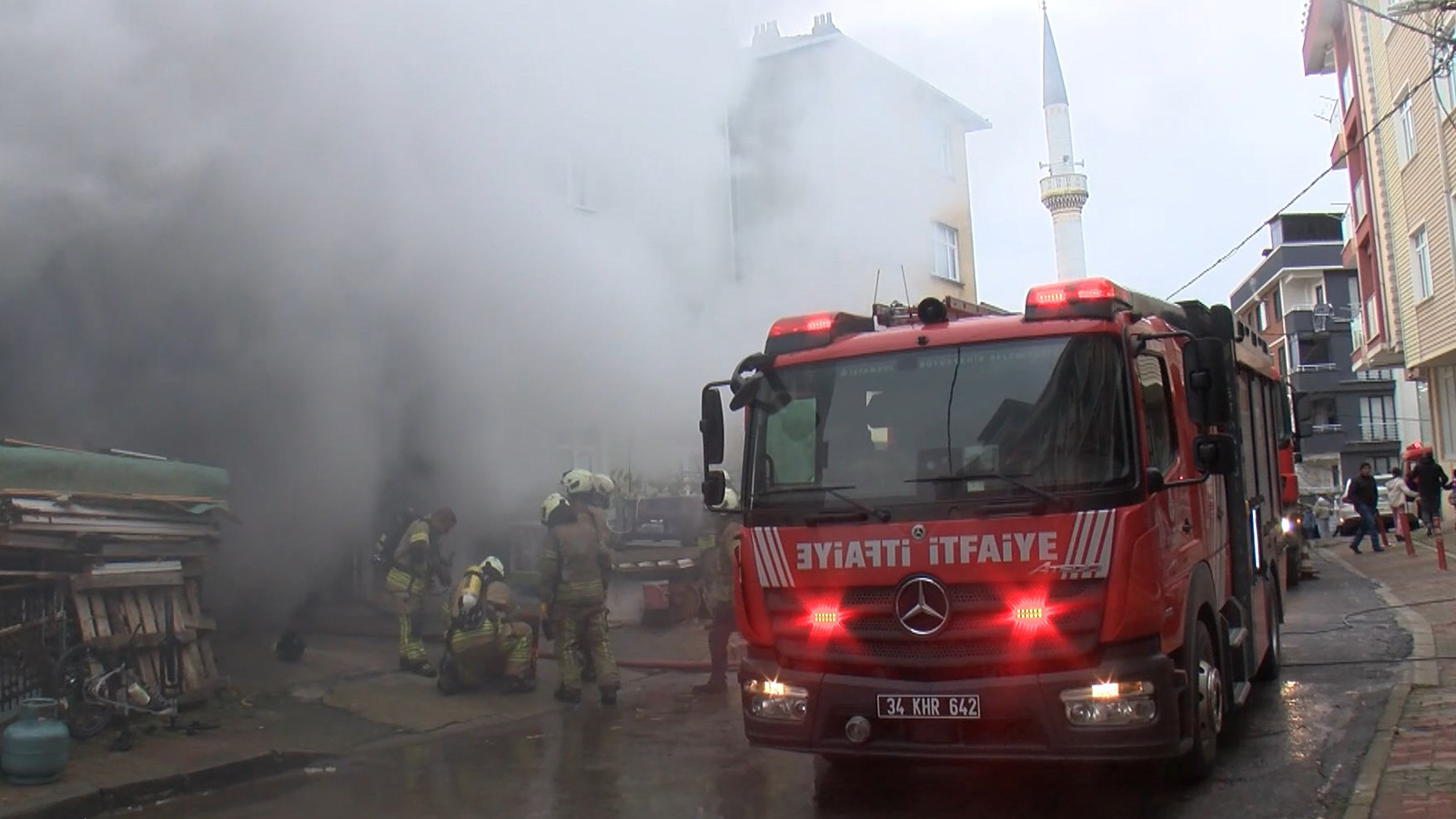 Çekmeköy’de 3 katlı binanın giriş katındaki depoda yangın