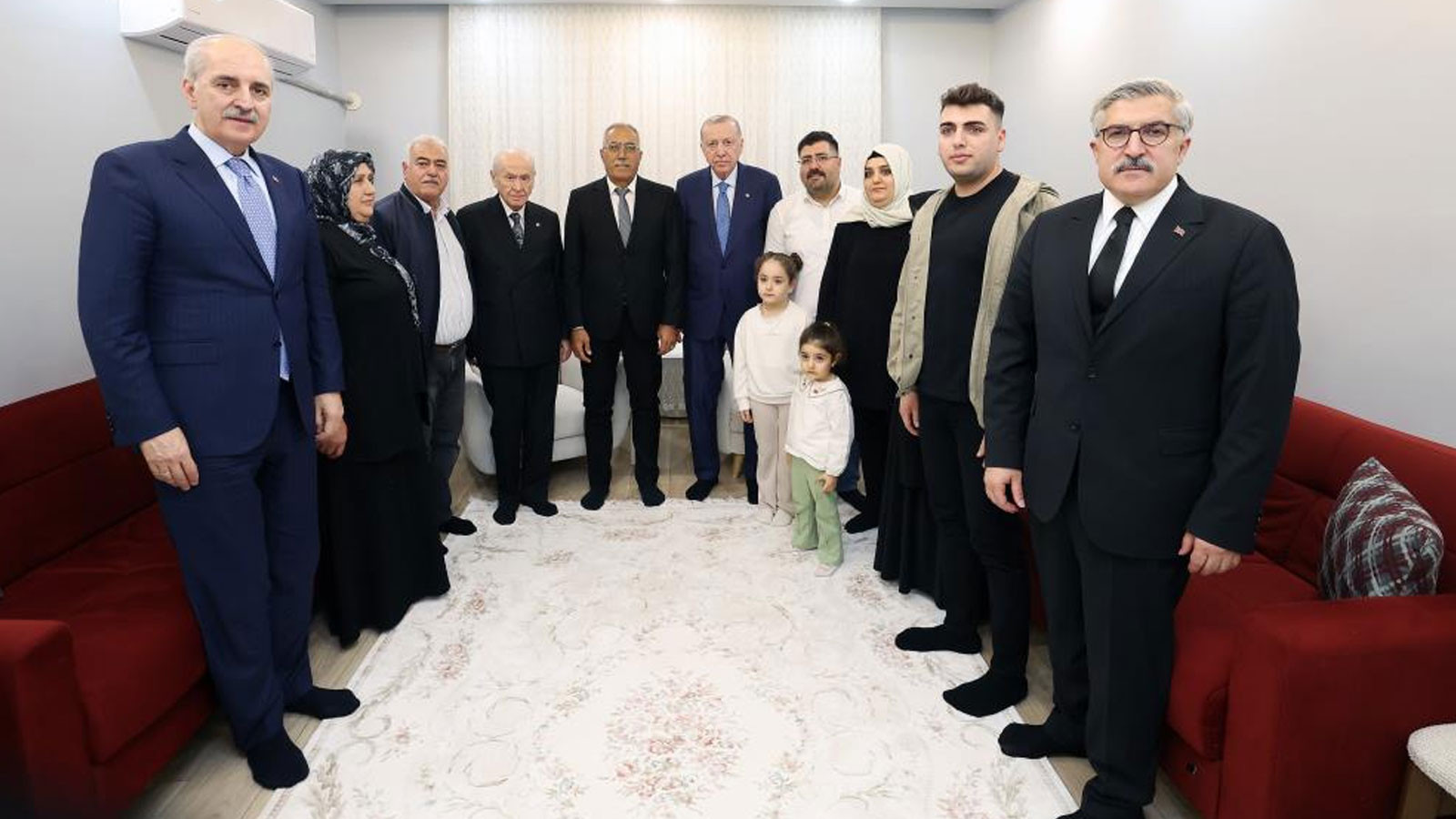 Cumhurbaşkanı Erdoğan, Hatay'da depremzede aileyi ziyaret etti