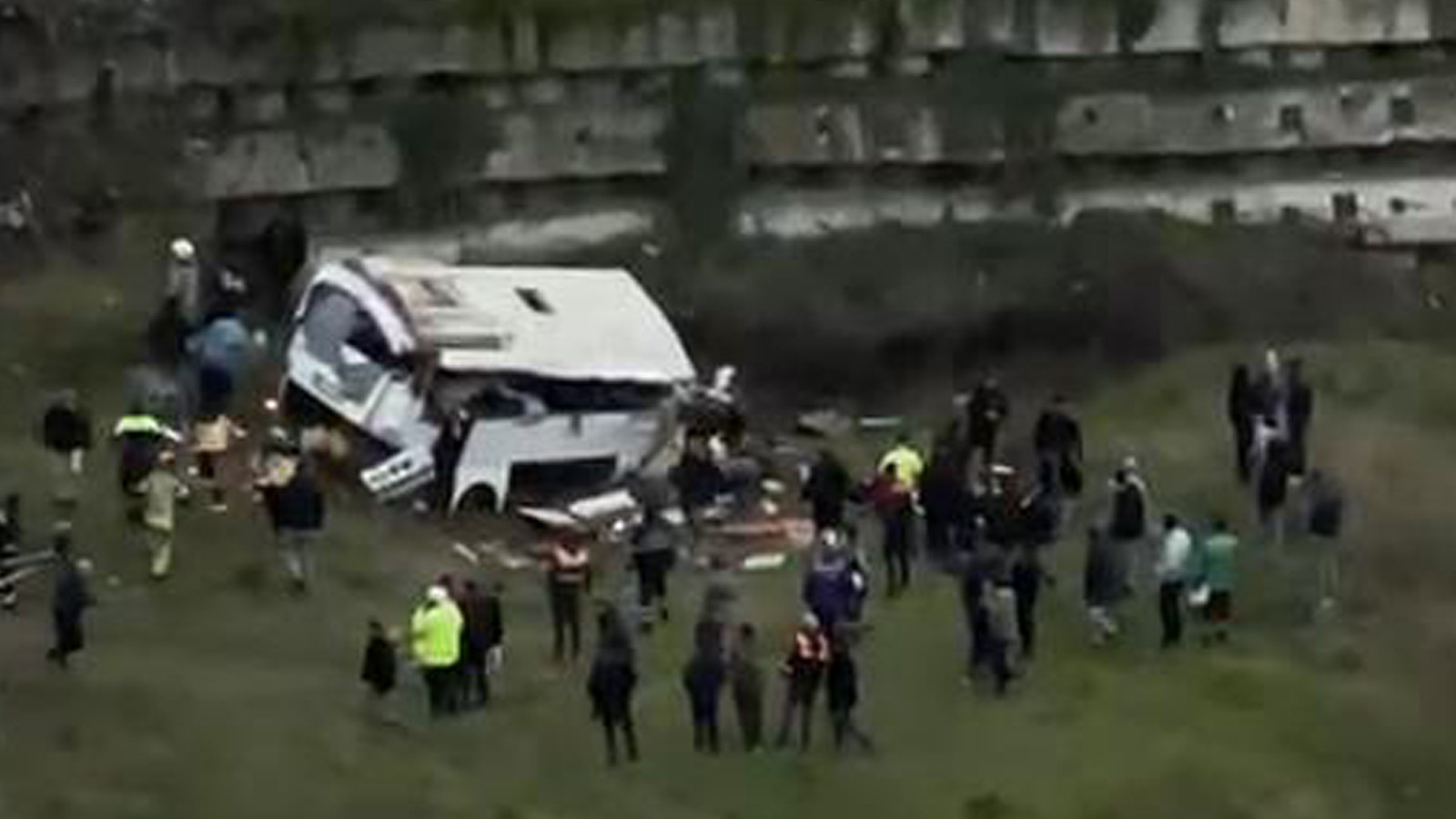 Esenyurt'ta otobüs şarampole yuvarlandı; ölü ve yaralılar var