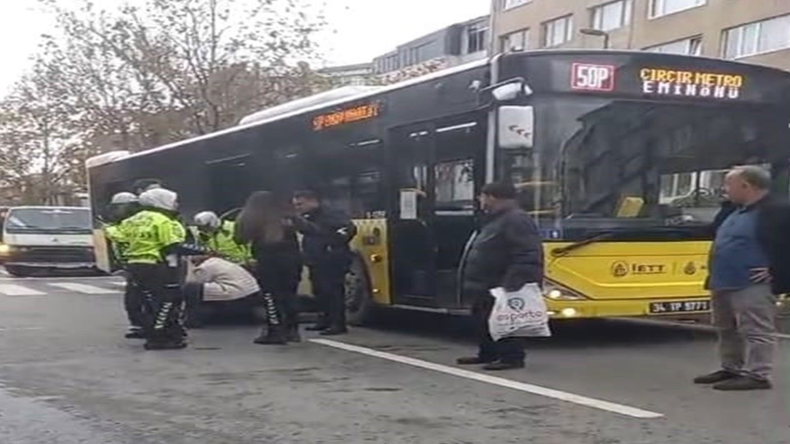 Fatih'te kaza! İETT otobüsü yaşlı adama çarptı