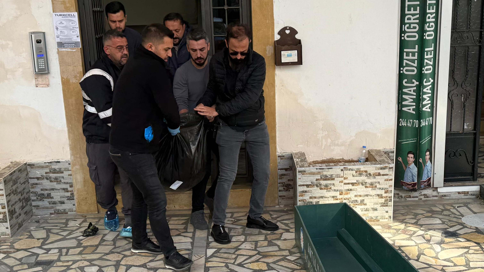 Hastaneye gitmek için sözleştiği annesini evde ölü buldu