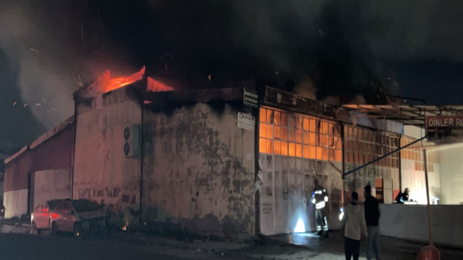 Hatay'da oto tamirhanesinde çıkan yangın, 8 iş yerine sıçradı