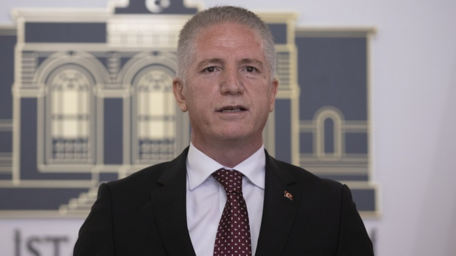 İstanbul Valisi Davut Gül'den sokakta kalan kişiler için vatandaşlara çağrı 